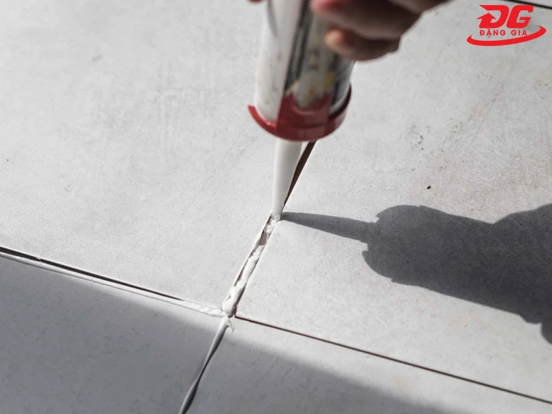 Cho keo xuống các đường ron gạch
