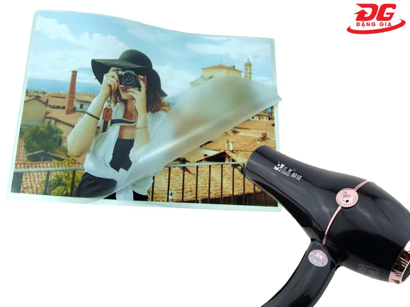 Dùng máy sấy tóc để tháo màng ép