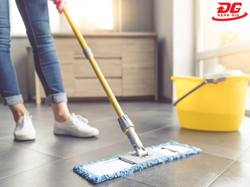 Lau nhà sạch bóng bằng nước ấm