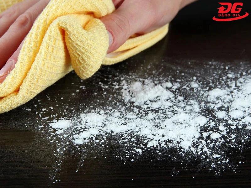Làm sạch sàn nhà bằng bột mì