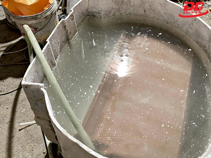 Ngâm gạch lát nền vào nước
