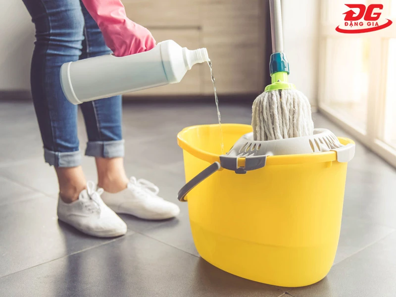 Sử dụng nước lau sàn nhà