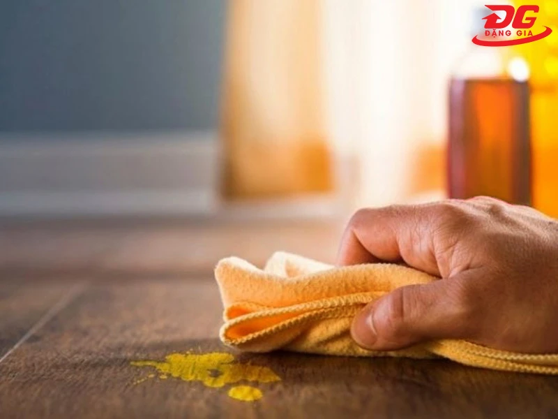 Sử dụng xăng để lau nhà sạch bóng