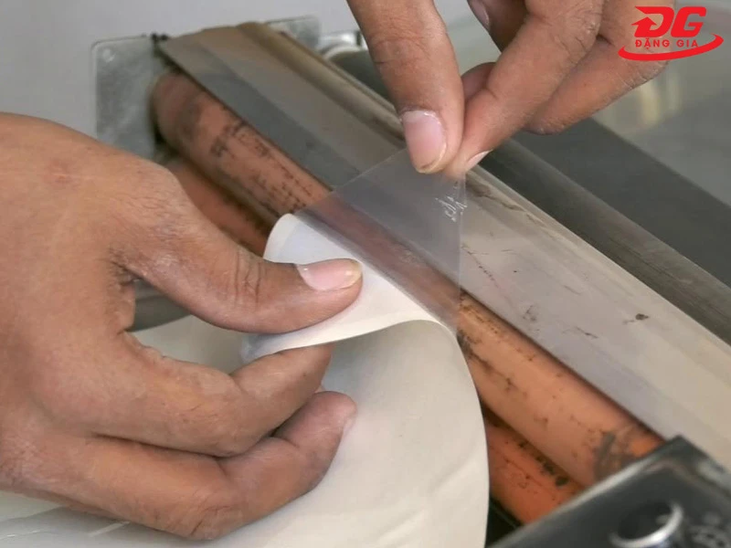 Thực hiện tháo gỡ màng ép plastic cẩn thận