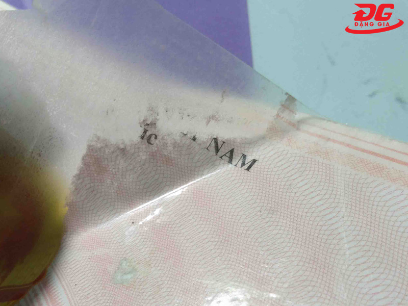 Chữ in trên giấy tờ dính lên màng ép khi bóc tách