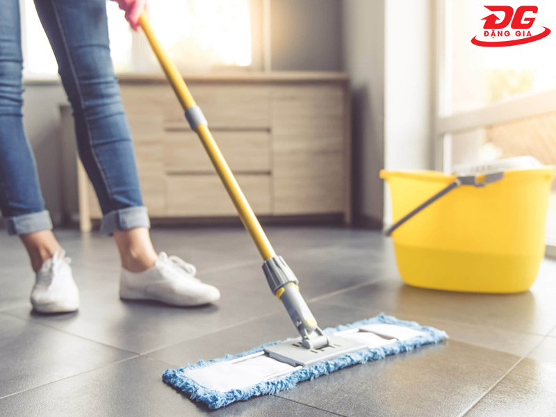 Lau nhà sạch bóng bằng nước ấm