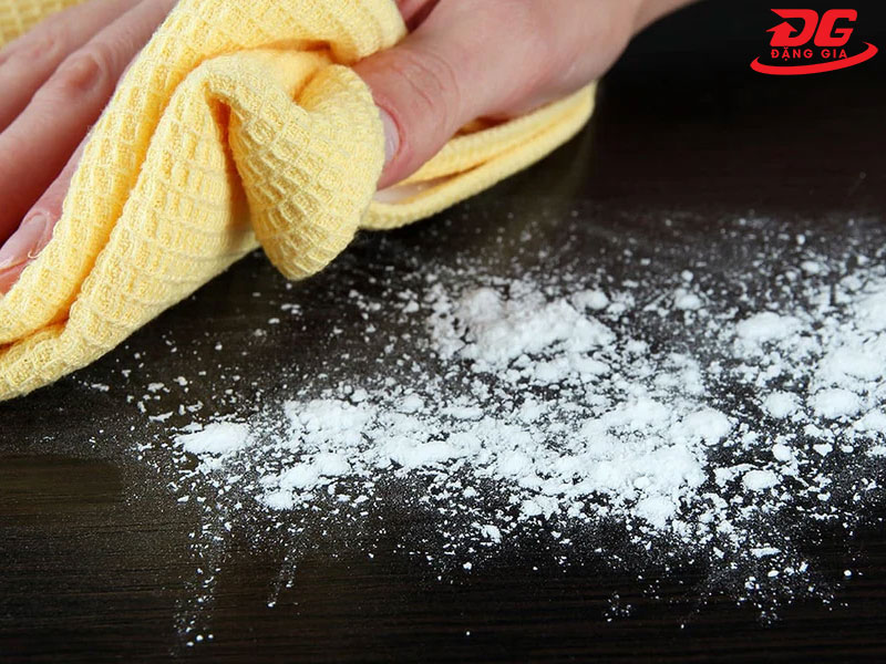 Làm sạch sàn nhà bằng bột mì