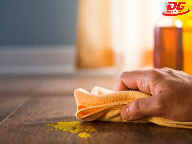 Sử dụng xăng để lau nhà sạch bóng