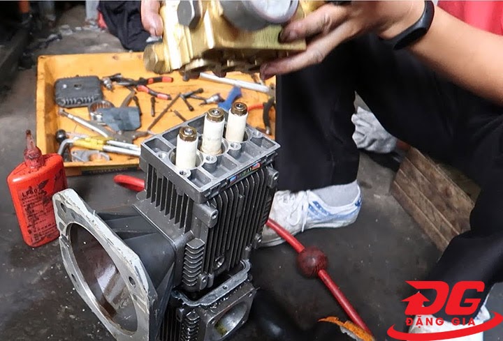 Tháo bulong thay phớt máy rửa xe