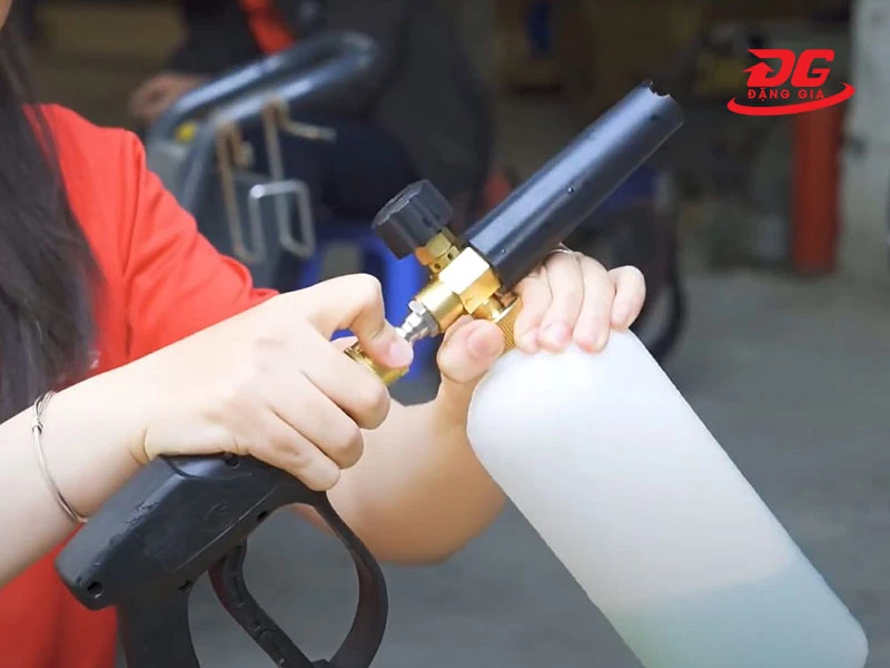 Lắp bình chứa dung dịch vào súng phun máy rửa xe