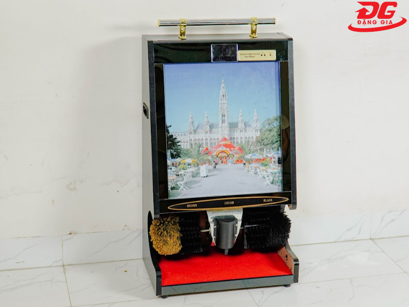 Vệ sinh giày sạch sẽ bằng máy đánh giày