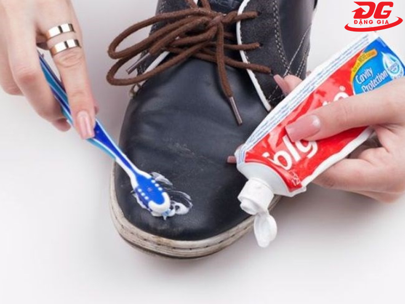 Cách tẩy mốc giày da trắng, da lộn bằng kem đánh răng