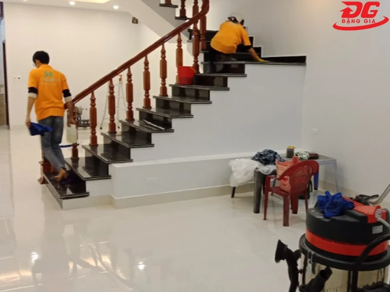 Nhân viên vệ sinh của Giặt Thảm Pro chăm chỉ, trình độ chuyên môn cao