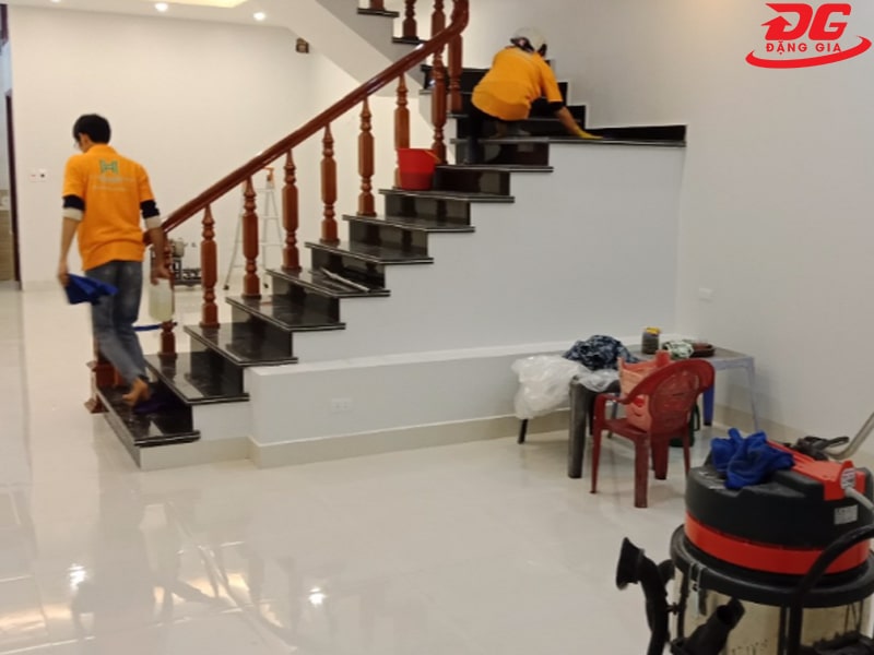 Nhân viên vệ sinh của Giặt Thảm Pro chăm chỉ, trình độ chuyên môn cao