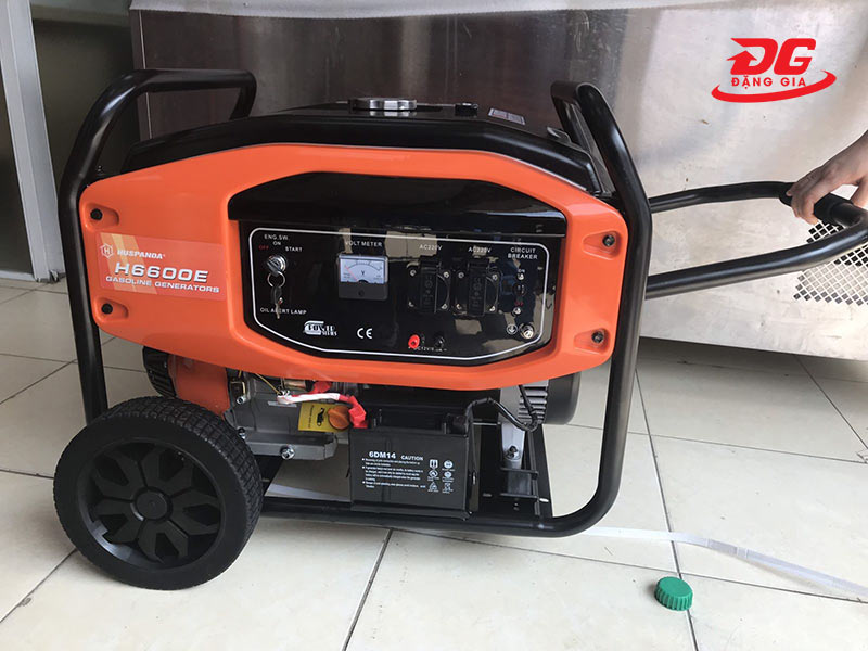 Huspanda H6600E có tay kéo và bánh xe di chuyển tiện lợi