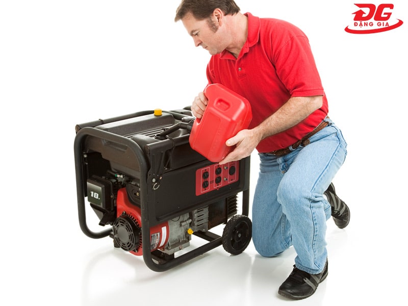 Thêm xăng hoặc dầu khi máy phát điện đã nguội