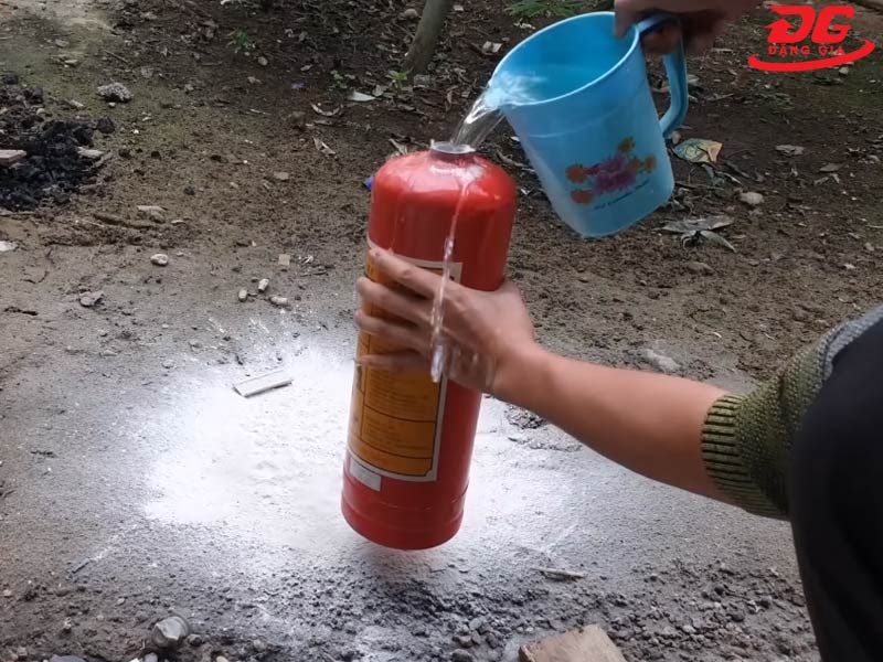 Làm sạch bên trong bình cứu hỏa