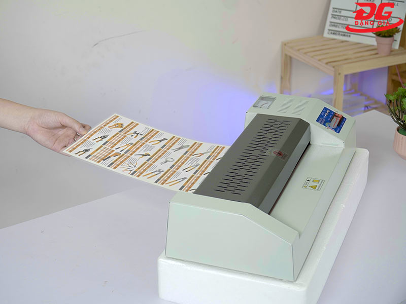 Bị kẹt giấy khi đang ép plastic