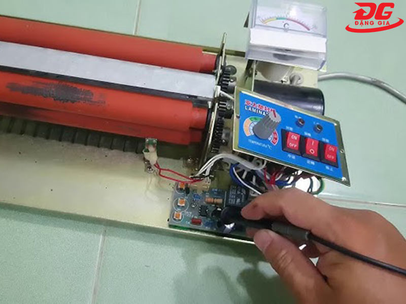 Máy ép plastic không nóng có nhiều nguyên nhân