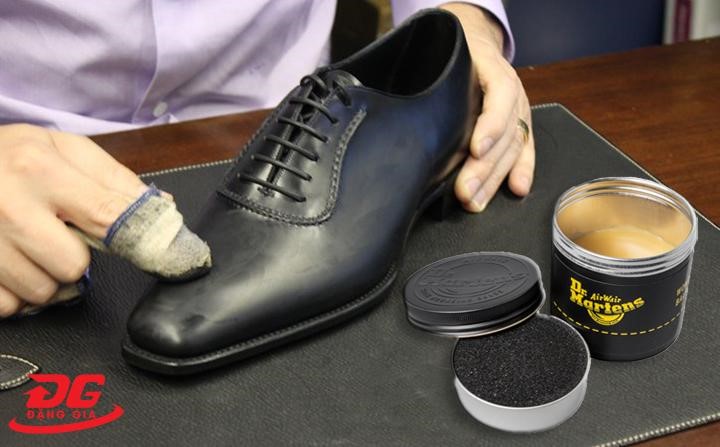 cách đánh xi giày dr martens