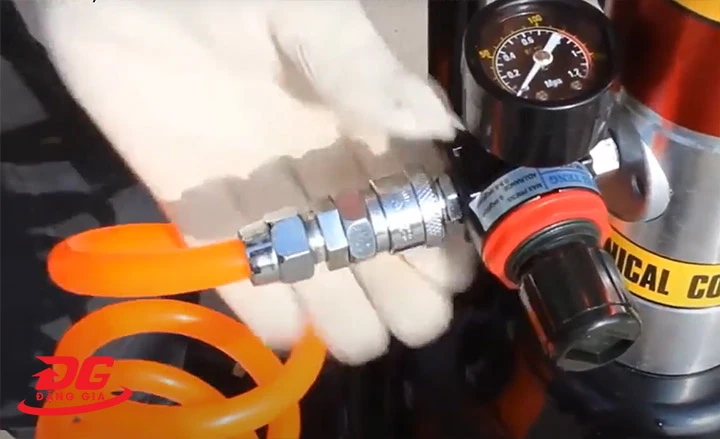 Lắp dây nối với máy nén khí