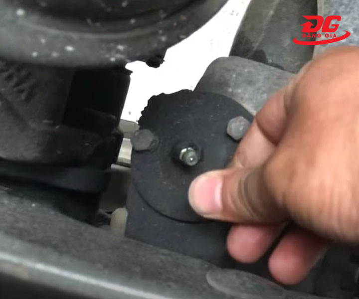 Vị trí bơm mỡ xe tải bánh xe trước bên trên
