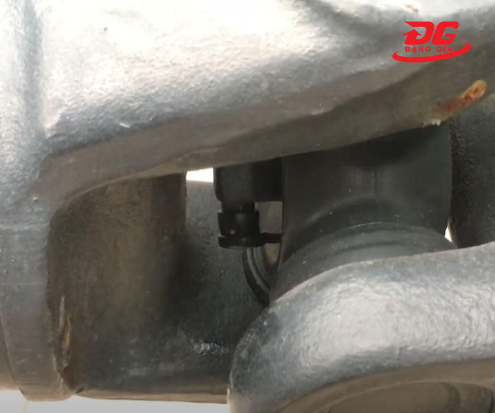 Vị trí bơm mỡ xe tải khớp chữ T