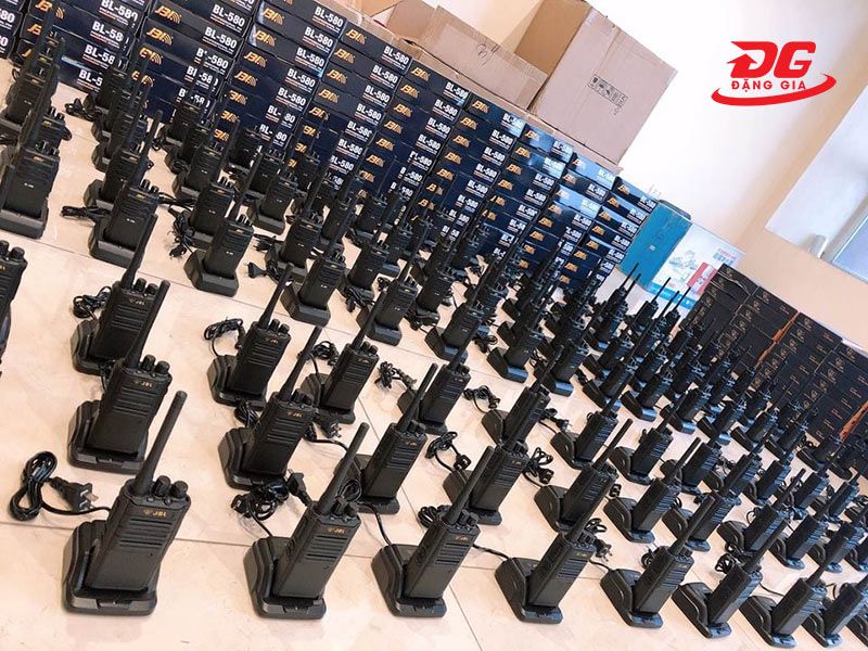 Đặng Gia cung cấp bộ đàm phục vụ cho nhiều ngành nghề như quân đội, công an, nhà hàng,...