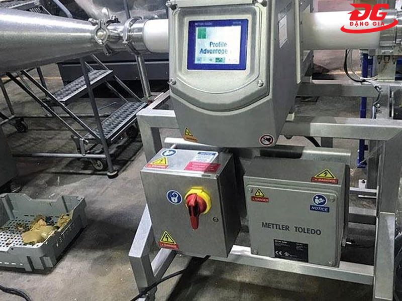 Máy dò kim loại Mettler Toledo dạng đường ống
