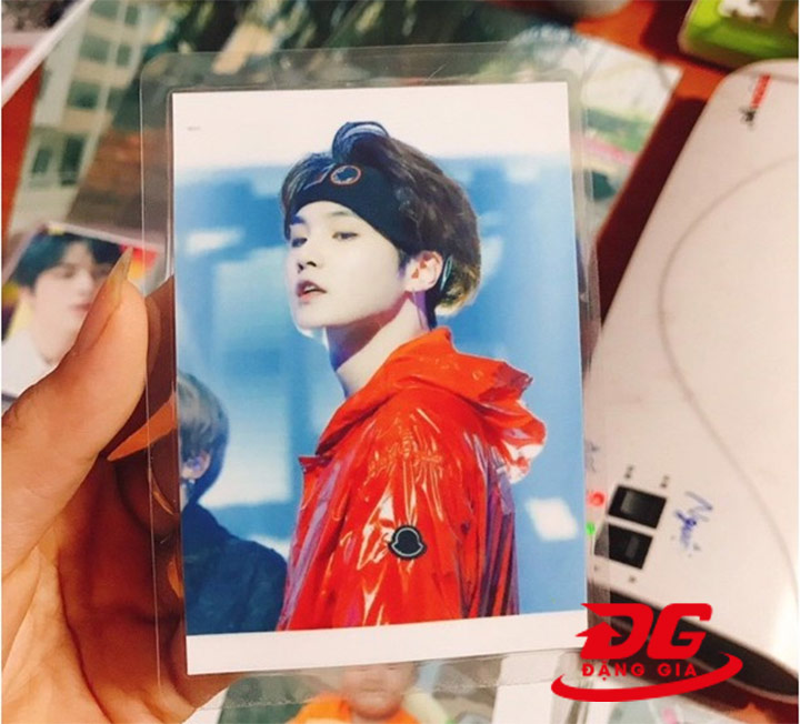 Ảnh ép plastic có các cạnh thừa ra