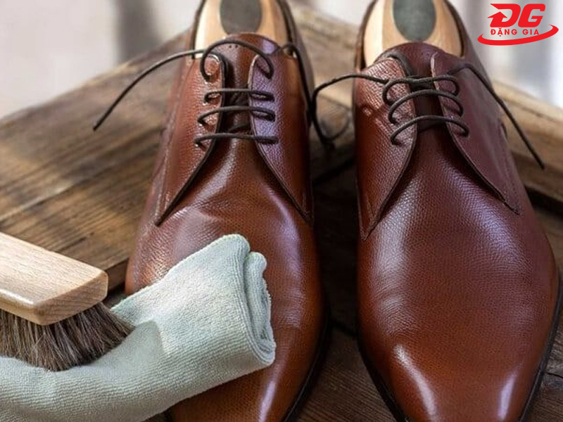 Giày nâu đánh xi đen được không? Cách chọn màu xi chuẩn