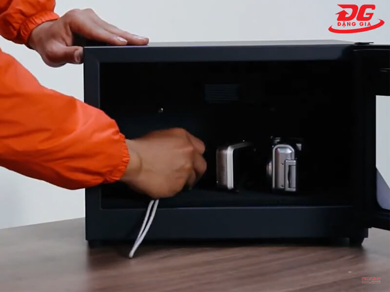 Sắp xếp các máy móc, thiết bị cần bảo quản vào bên trong tủ