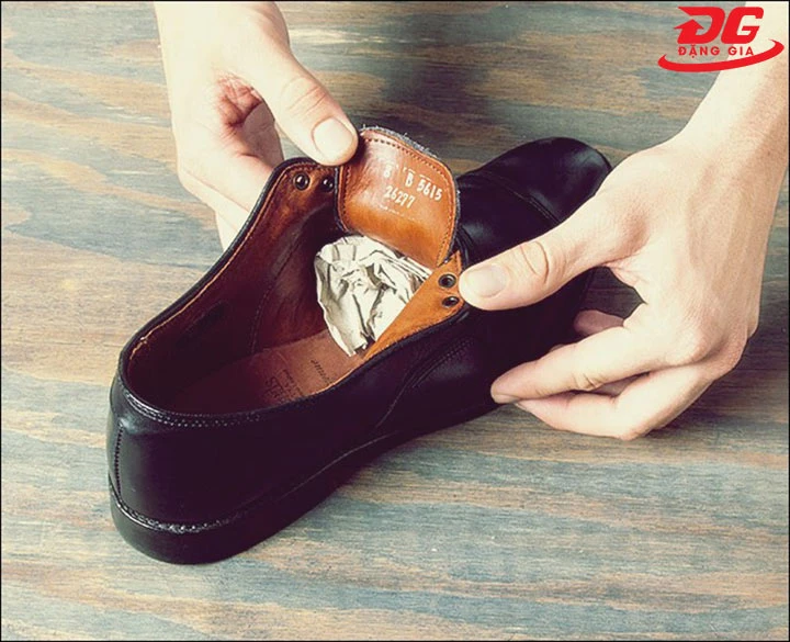 cố định dáng giày