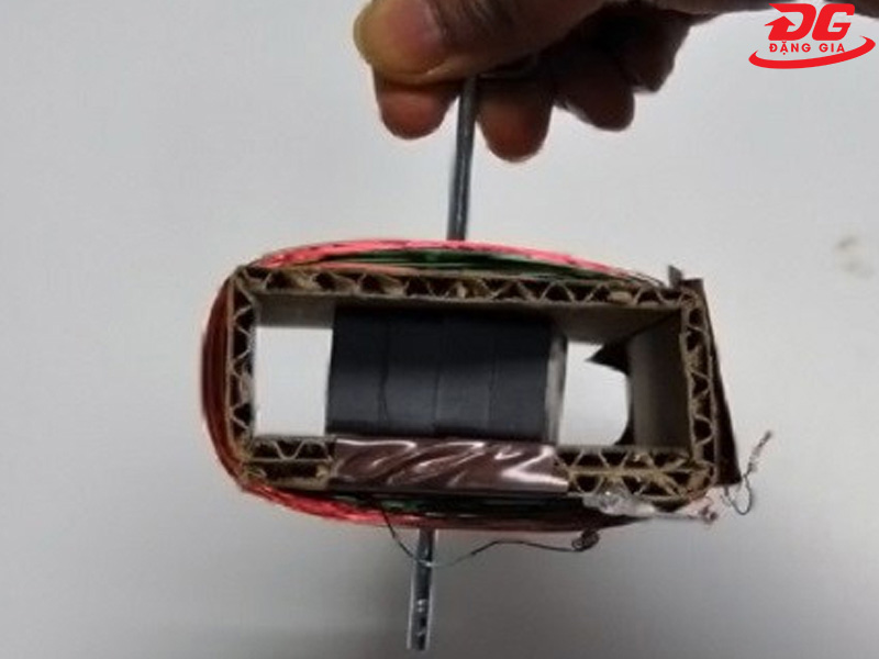 Cần cố định nam châm vĩnh cửu chắc chắn vào lỗ khoan
