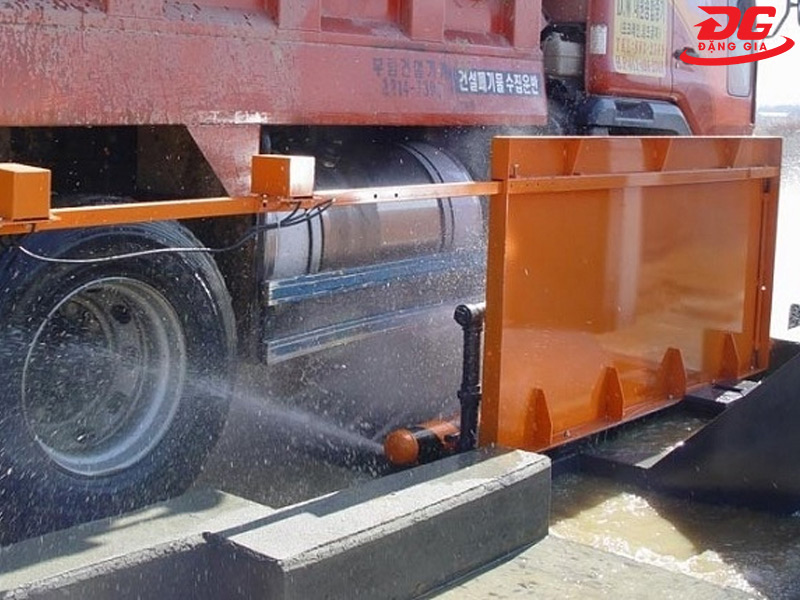 Cầu rửa xe công trình cần một lượng nước lớn để thực hiện quy trình vệ sinh