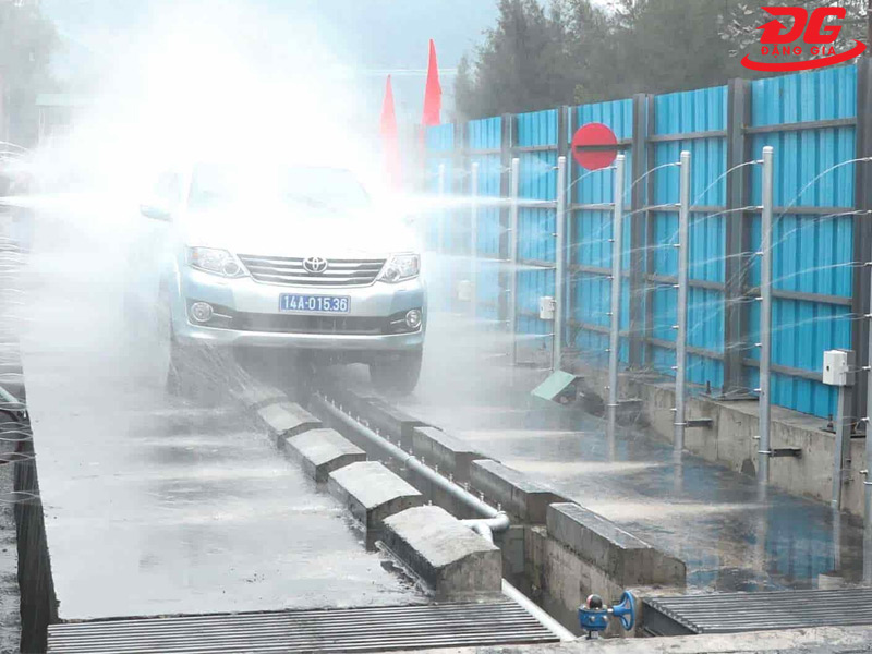 Xe được làm sạch nhờ hệ thống phun nước hoàn toàn tự động