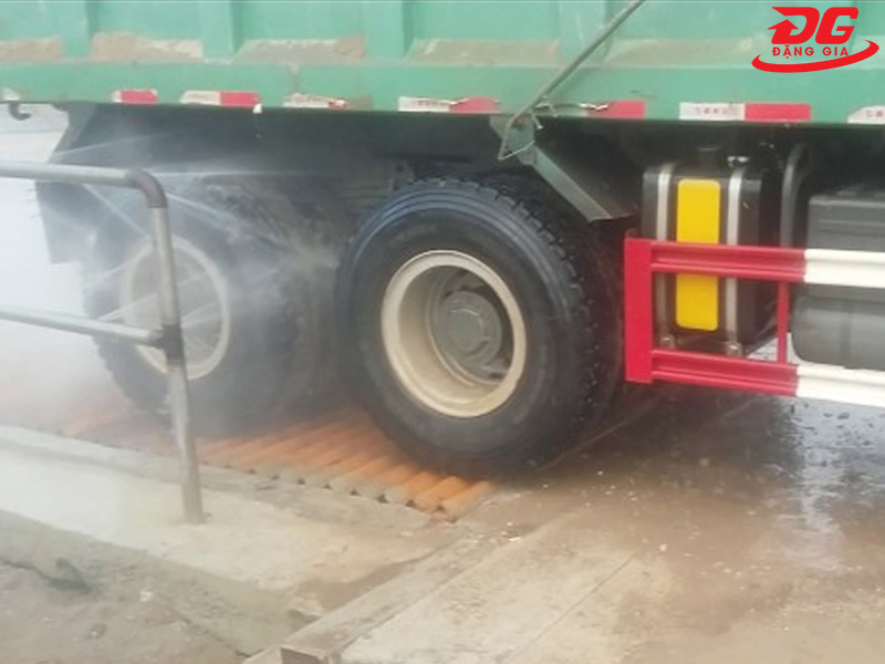 Cầu rửa xe công trường có hệ thống phun nước áp lực cao, giúp loại bỏ mọi loại bụi bẩn