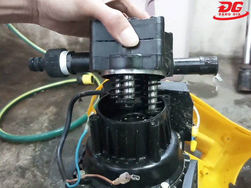 Hướng dẫn tự thay đầu bơm máy rửa xe mini tại nhà