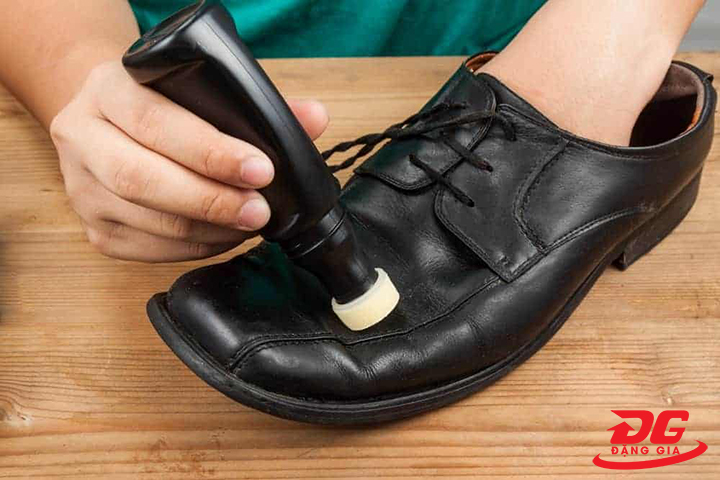 Xi nước đánh giày bị khô