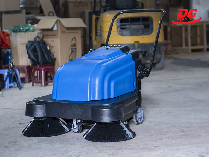 Máy quét rác đẩy tay chạy acquy Kumisai KMS 690