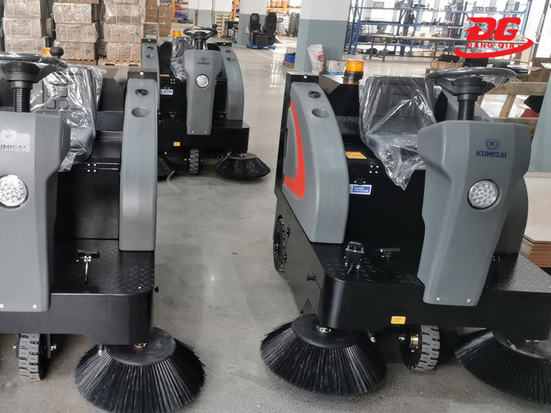 Máy quét rác công nghiệp Kumisai model KMS 1350E