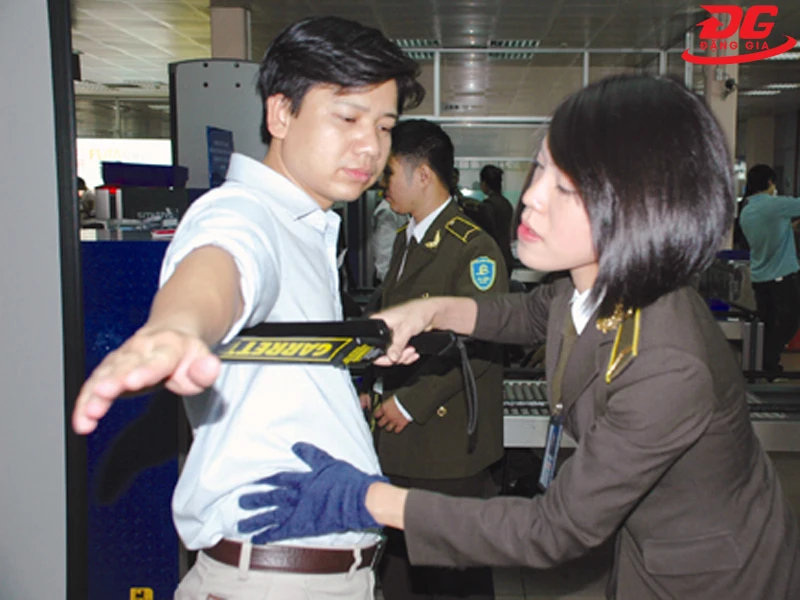 Máy dò kim loại sân bay cầm tay 