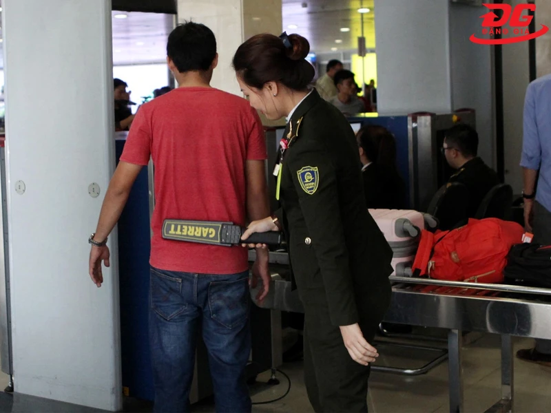 máy dò kim loại sân bay