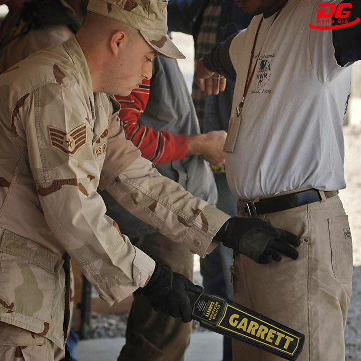 Máy dò kim loại cầm tay Garrett nhỏ gọn