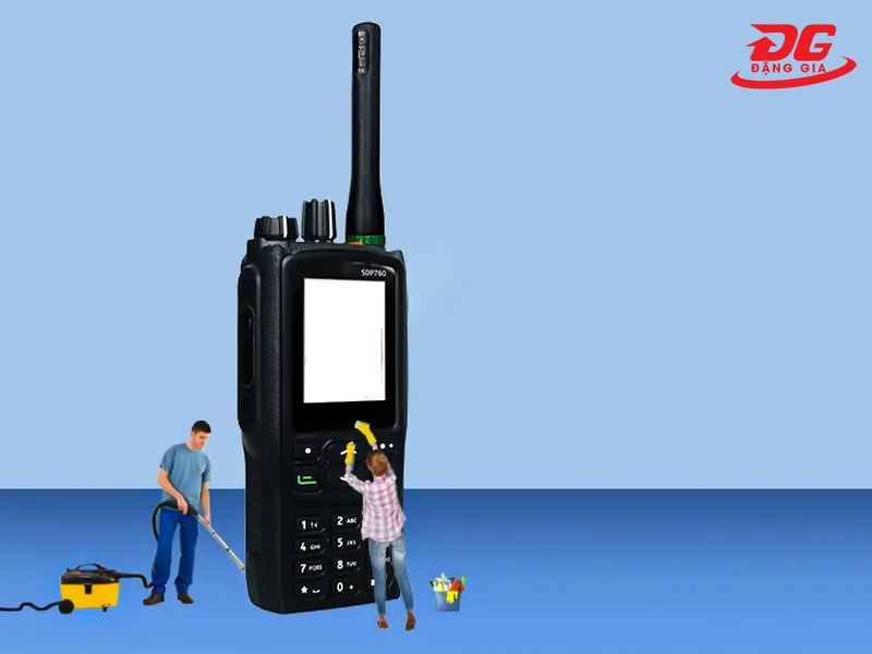 Thường xuyên vệ sinh bên ngoài bộ đàm mini