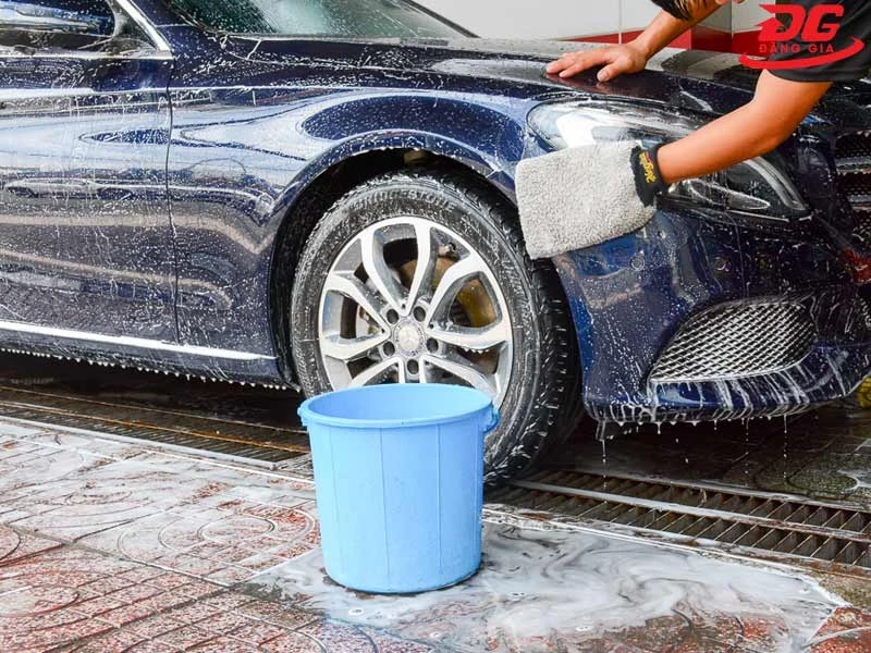 Rửa ô tô thường xuyên giúp bảo vệ lớp sơn, ngăn chặn rỉ sét