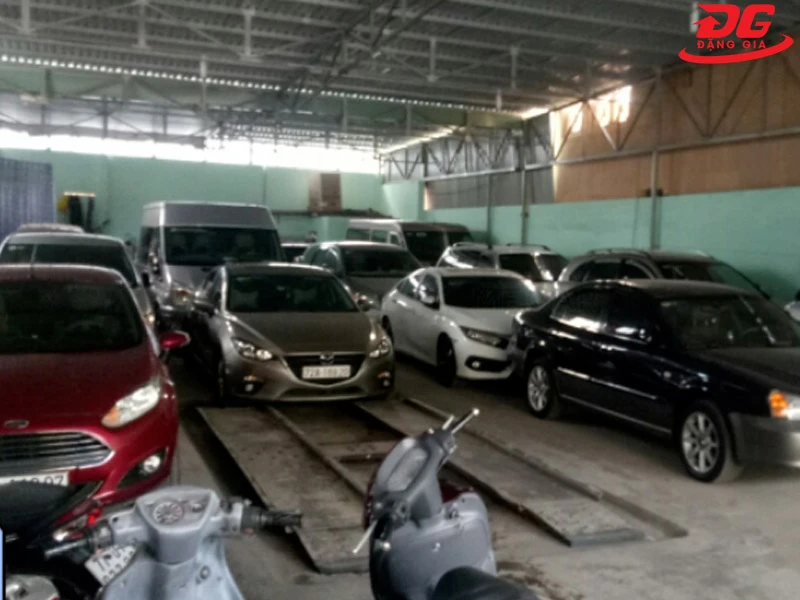 Tiệm rửa xe Sáu Tiền