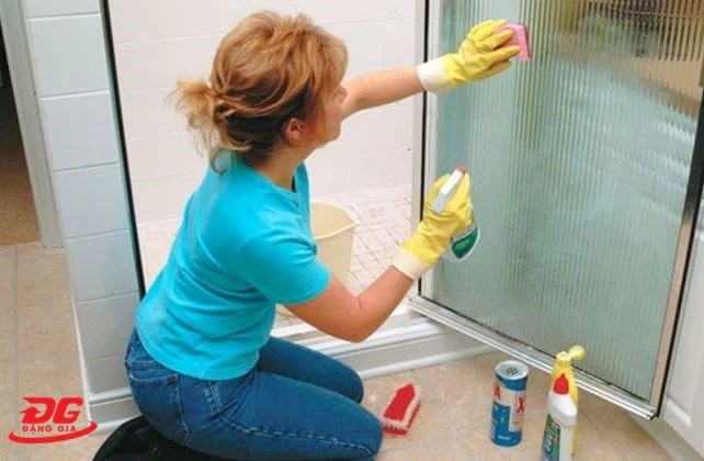 Dùng dung dịch tẩy kính nhà tắm chuyên dụng