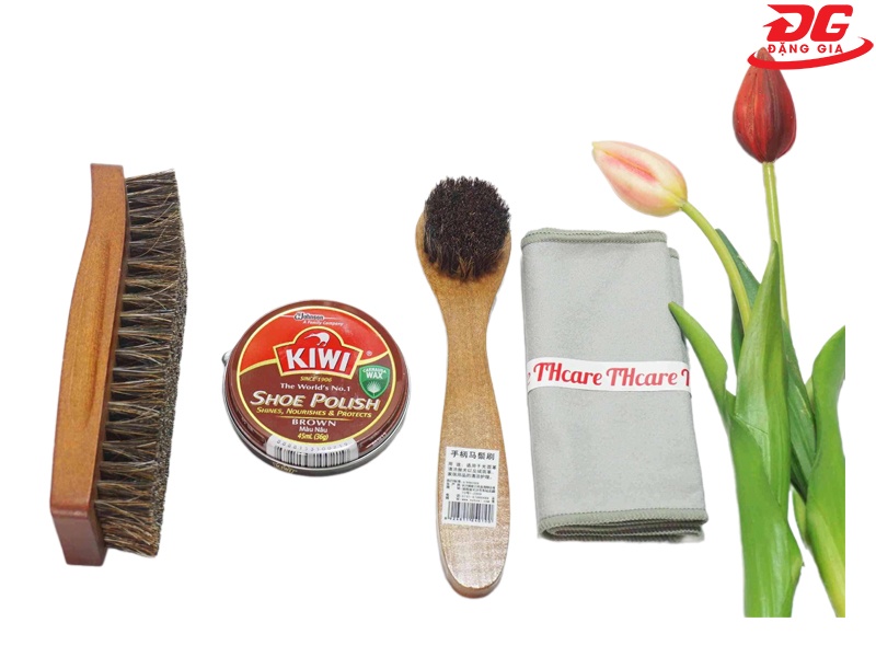  Bộ xi đánh giày 4 món Kiwi - Giá tham khảo: 150.000 đồng