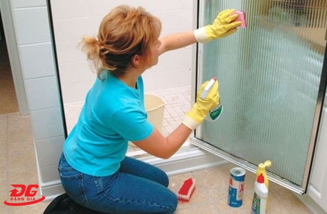 Dùng dung dịch tẩy kính nhà tắm chuyên dụng